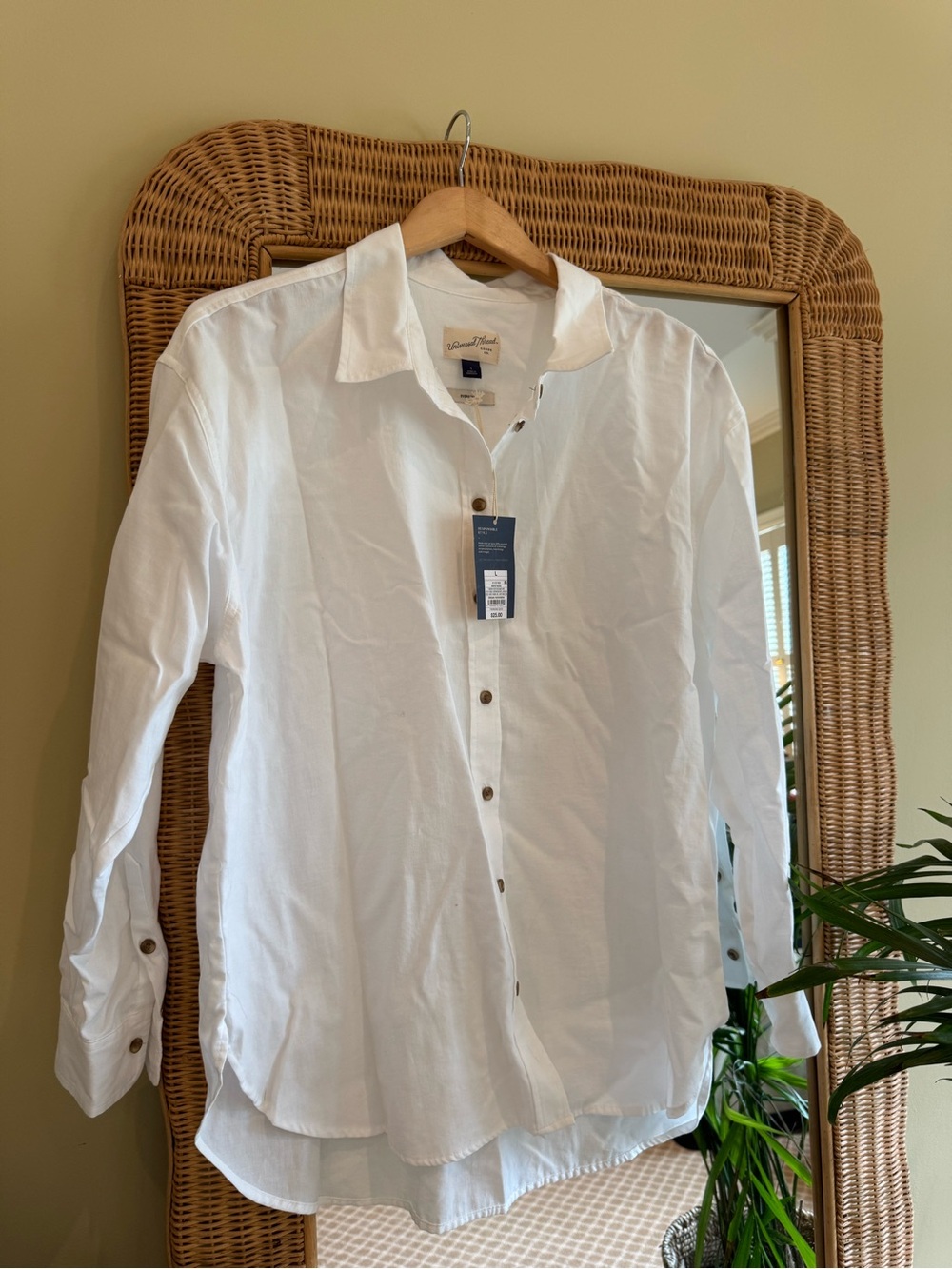 NWT / Universal Threads Women’s  Classic White Button-Down Shirt